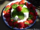 Brousse mit Erdbeeren aus dem Garten